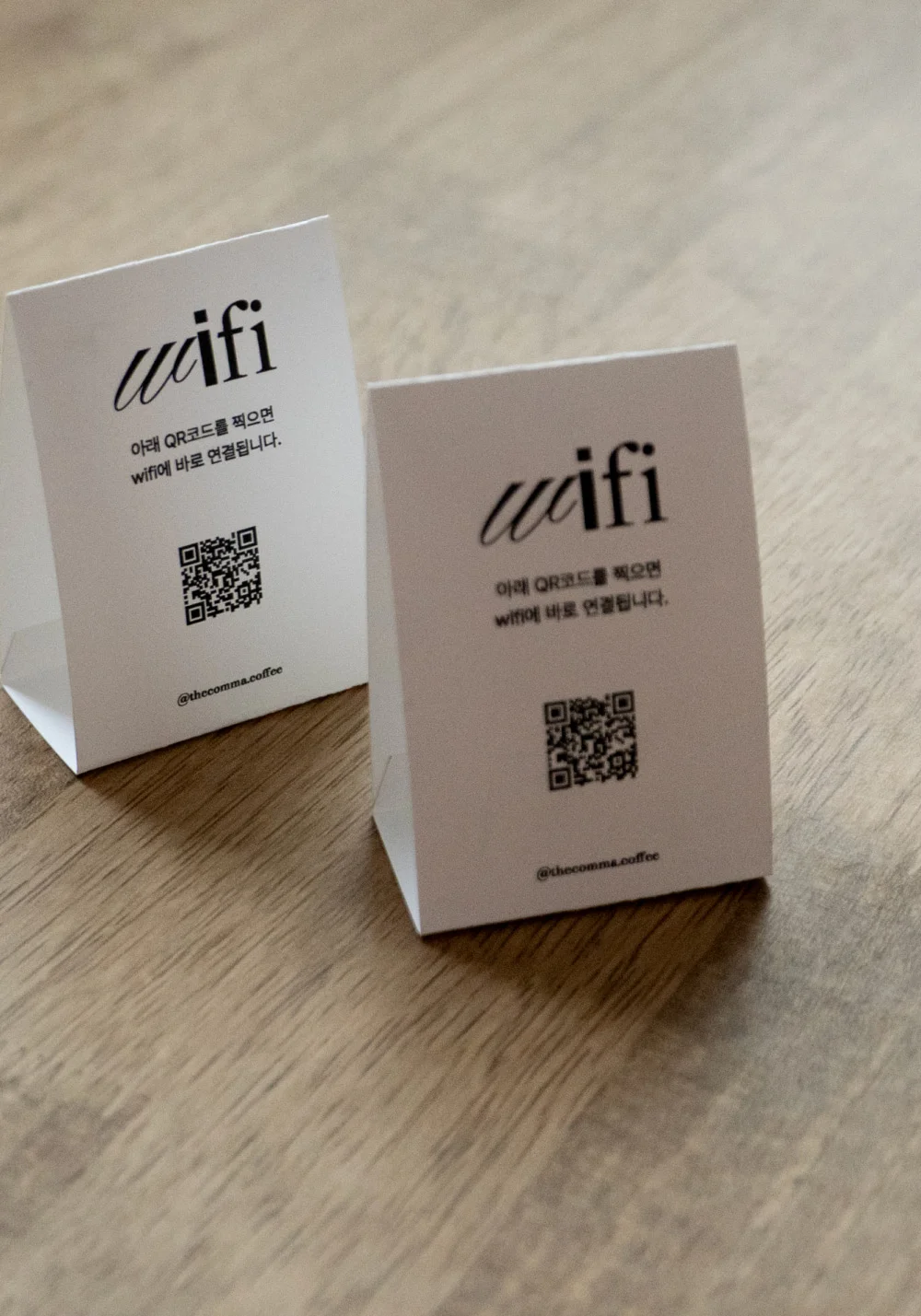 카페 와이파이 QR 미니 스탠드의 테이블 배치 예시